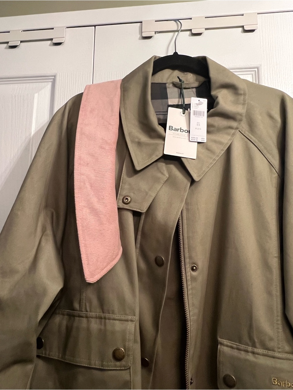Barbour Women Cropped Jacket. Additional pink collar included. Size 2x - Picture 2 of 3